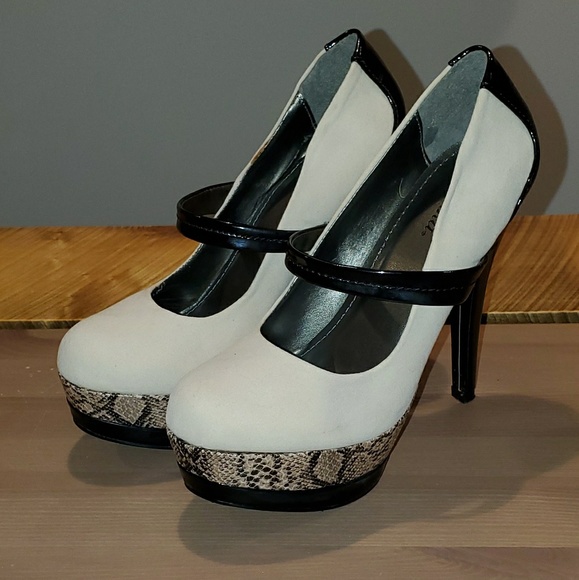 Shoes - Women's size 7 high heel